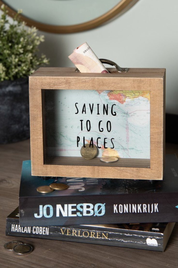 Tirelire idée cadeau pour les fans de voyage avec le texte saving to go places