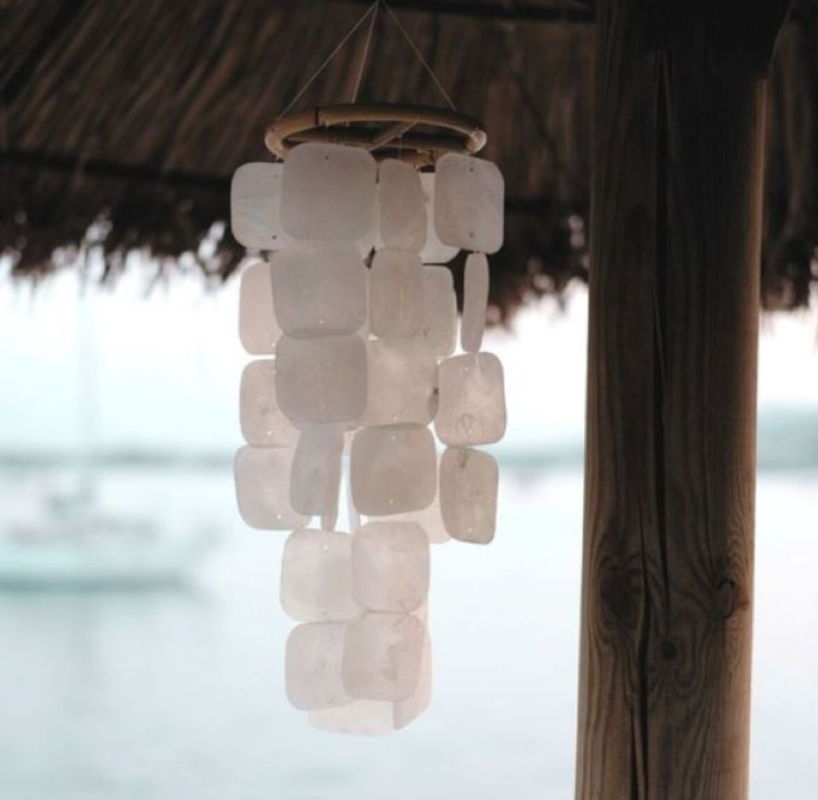 Carillon bois et coquillages pour une décoration de bord de mer