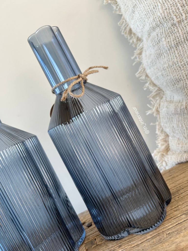 Carafe à eau bleue en verre