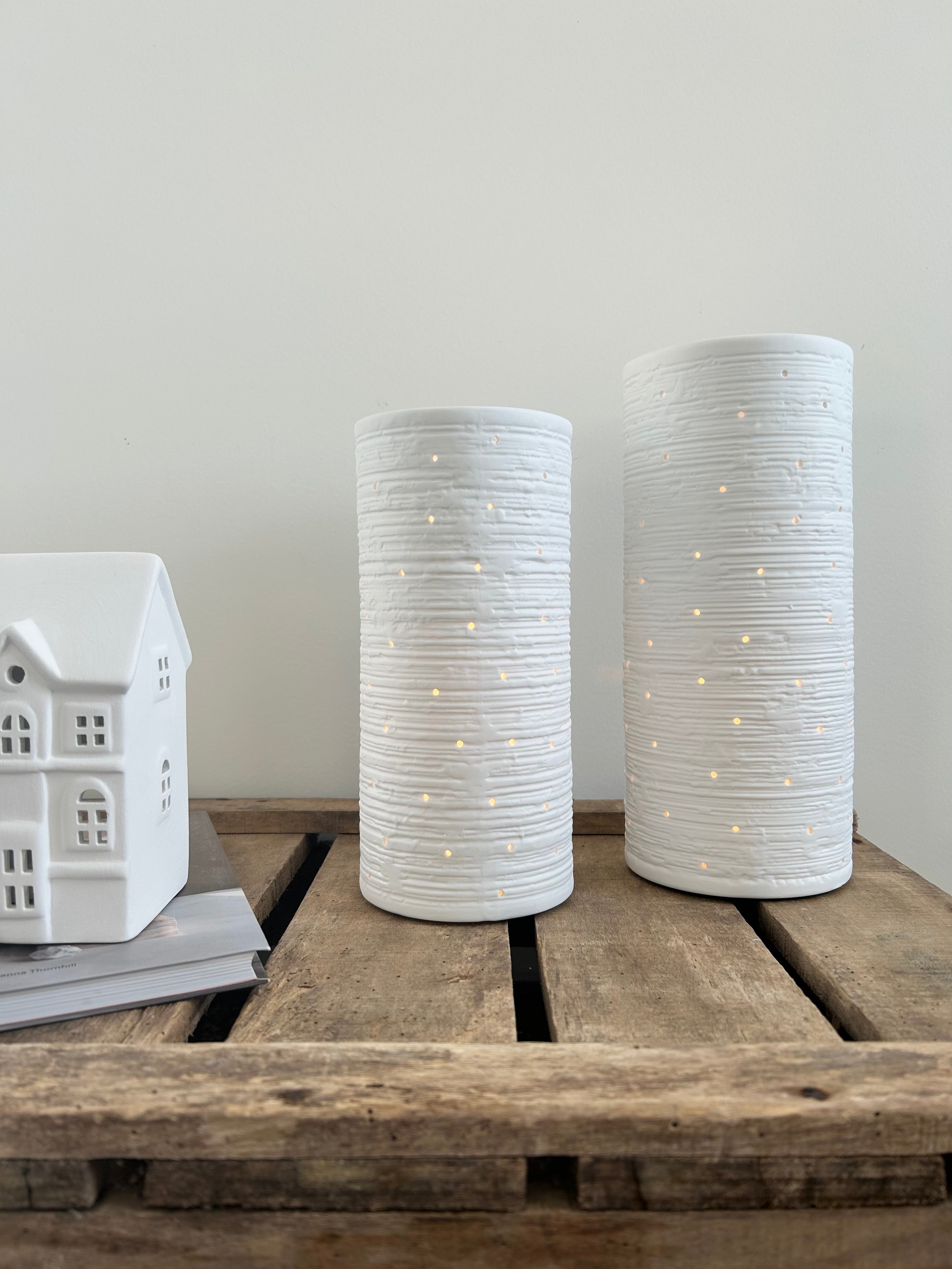 Lampe à petits trous en porcelaine blanche