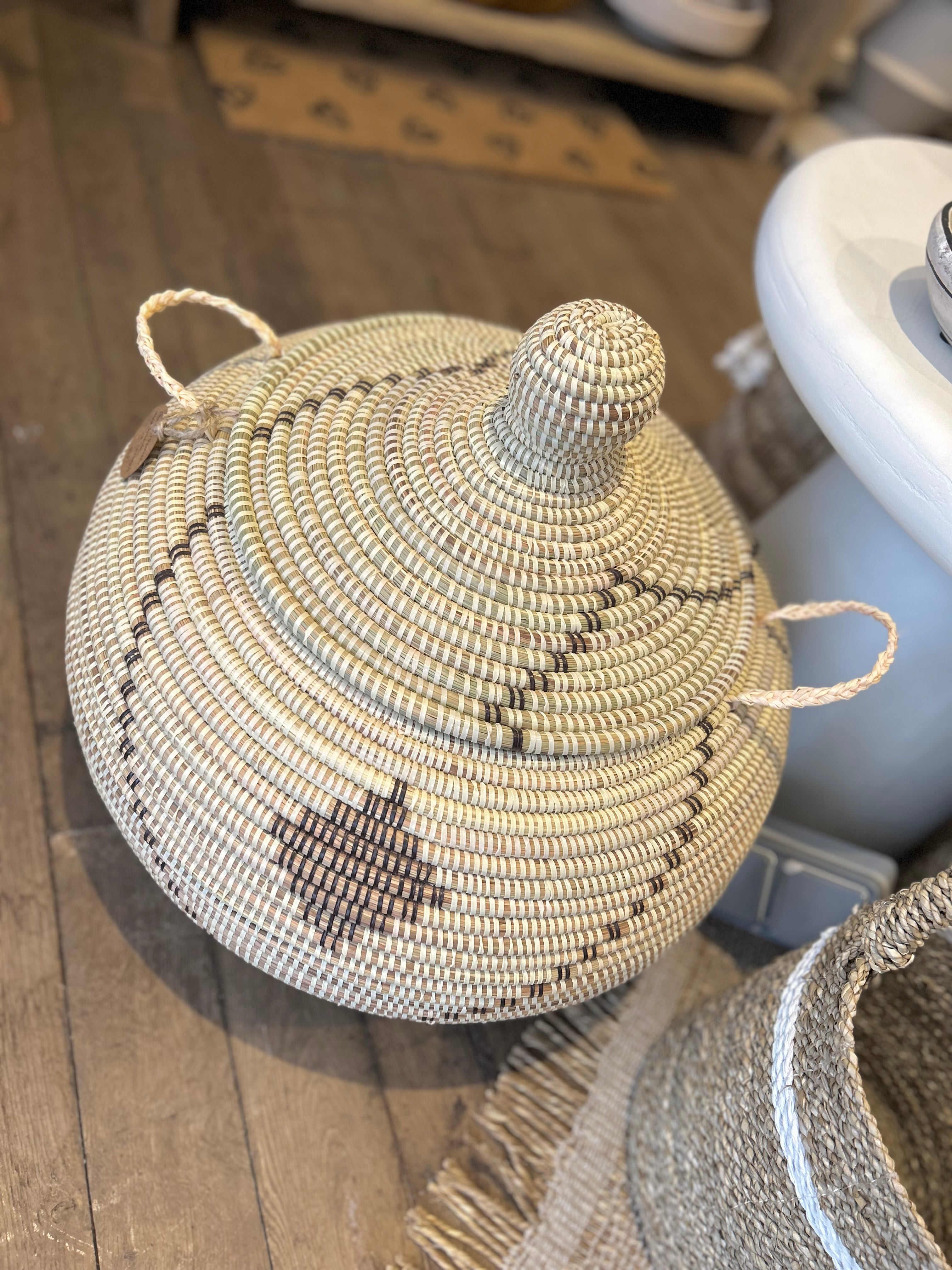Panier XL fait main dans les tons naturels dans un magasin de déco situé à Knokke