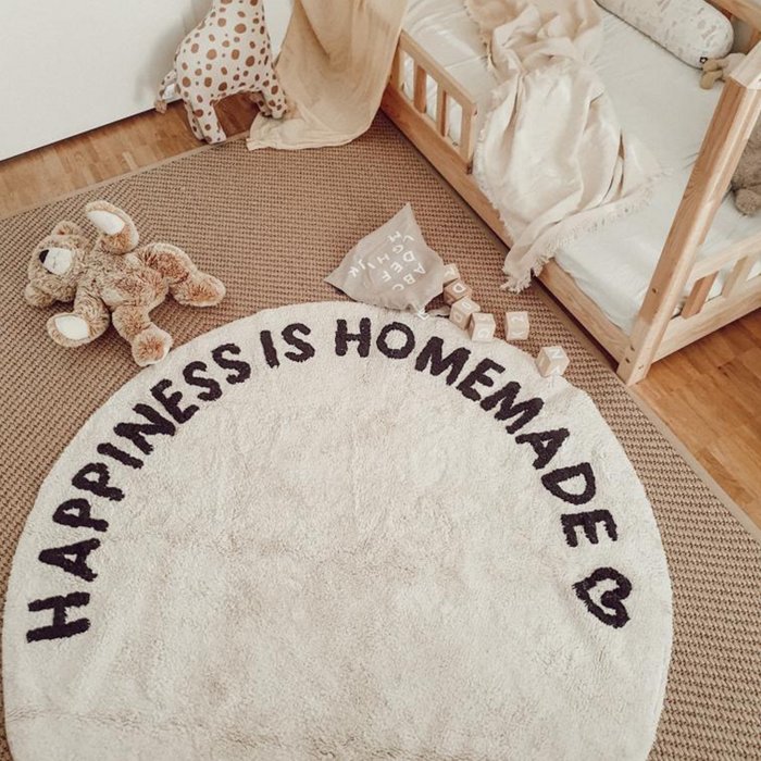 Tapis Happiness is homemade dans une chambre de bébé