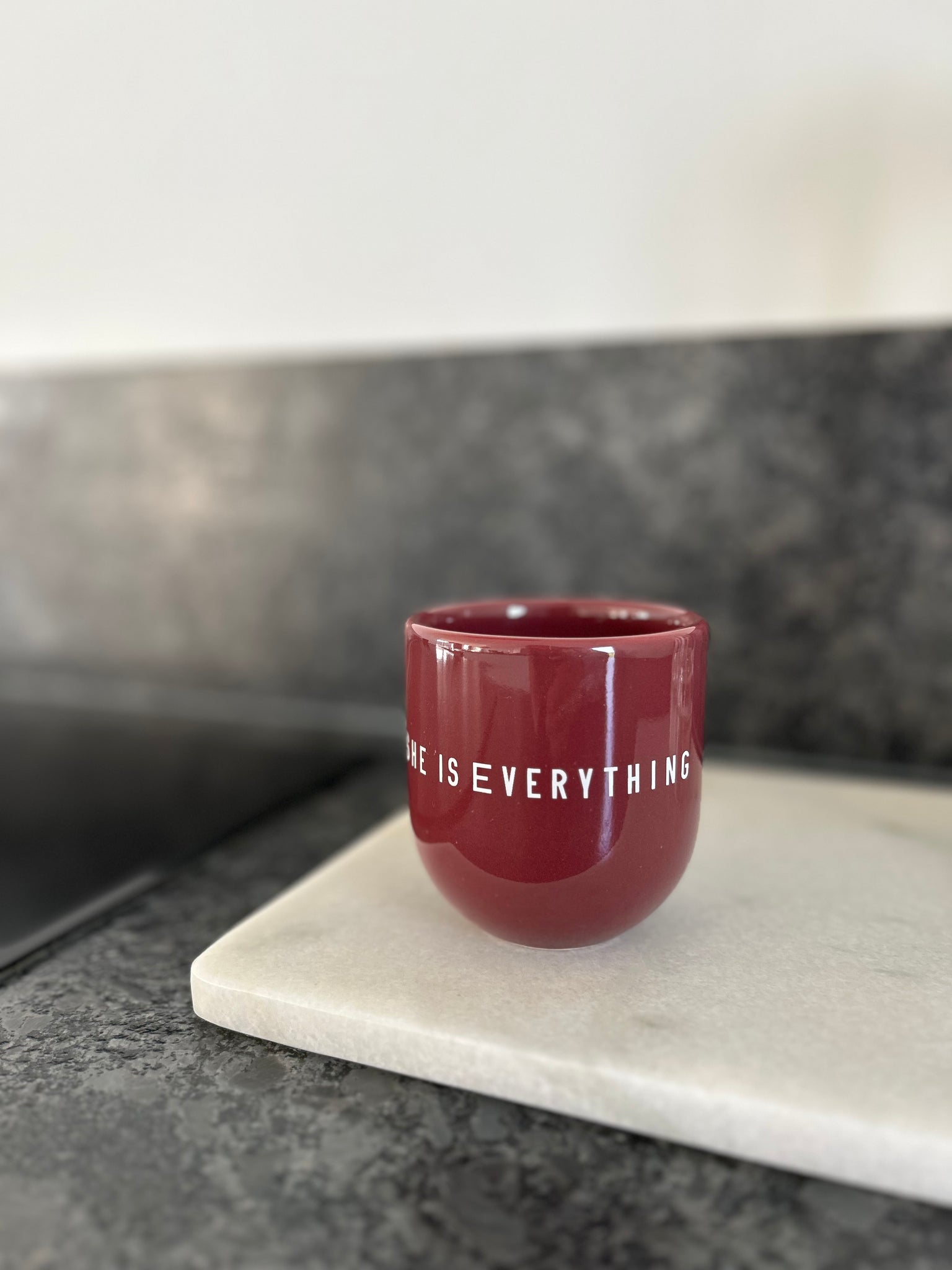 Mug avec le message She's everything, belle idée cadeau pour une amie ou pour la fête des maman