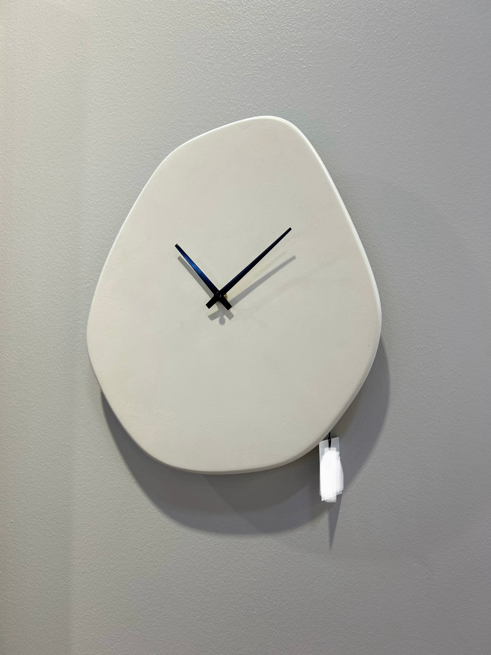 Horloge look béton ciré forme organique