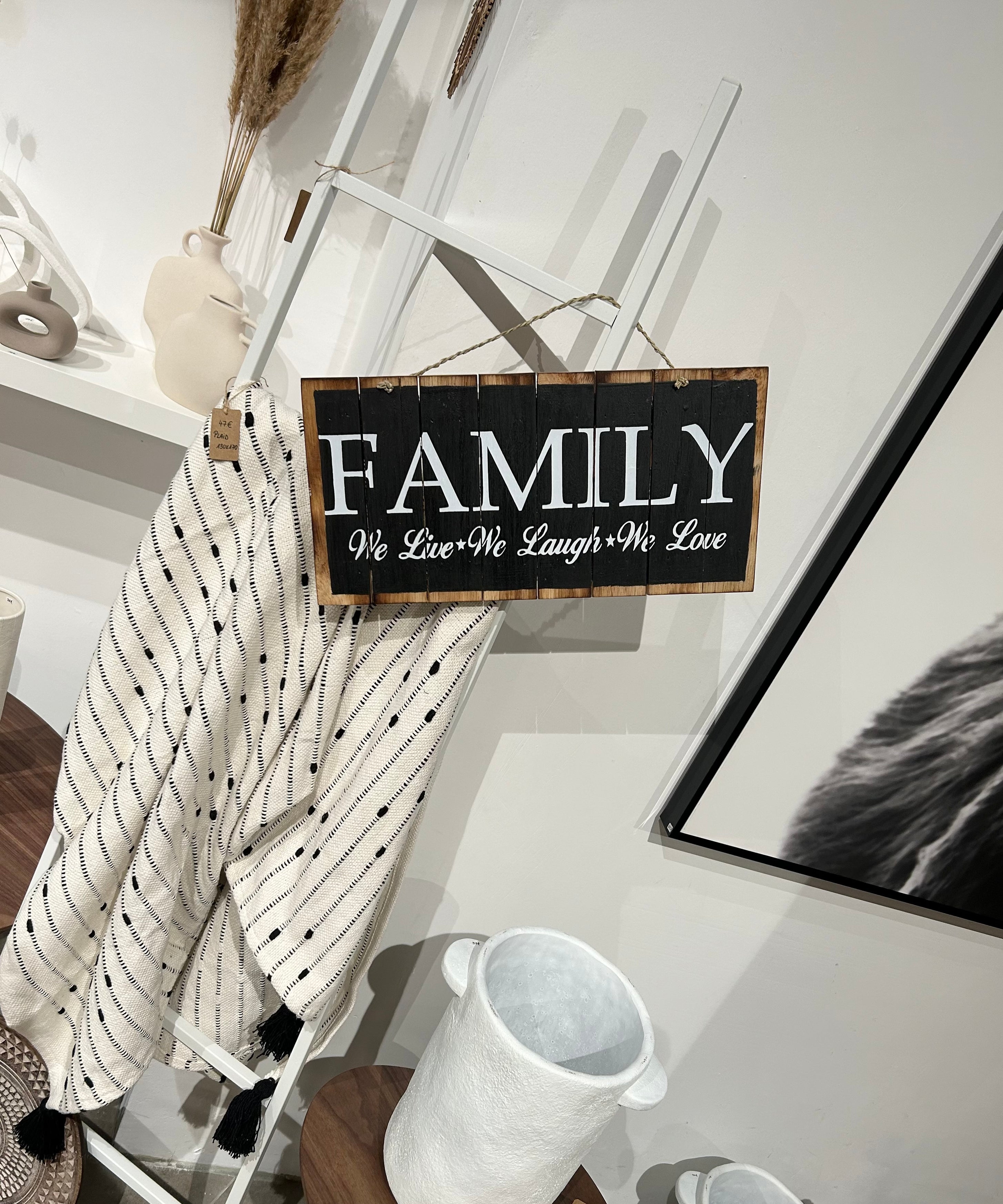 Pancarte panneau en bois family suspendu à une échelle en métal blanc