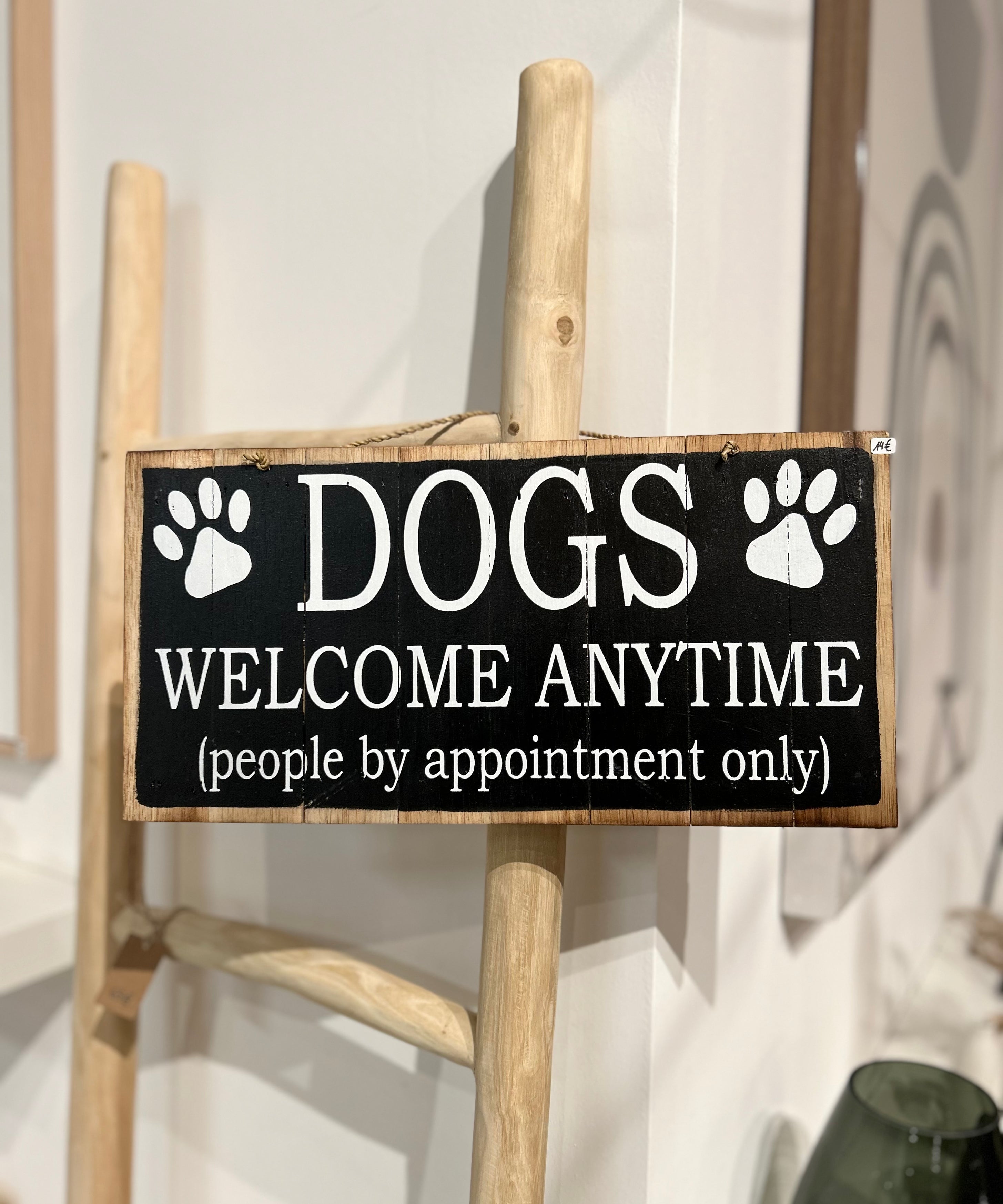 Pancarte panneau en bois avec l'inscription dogs welcome