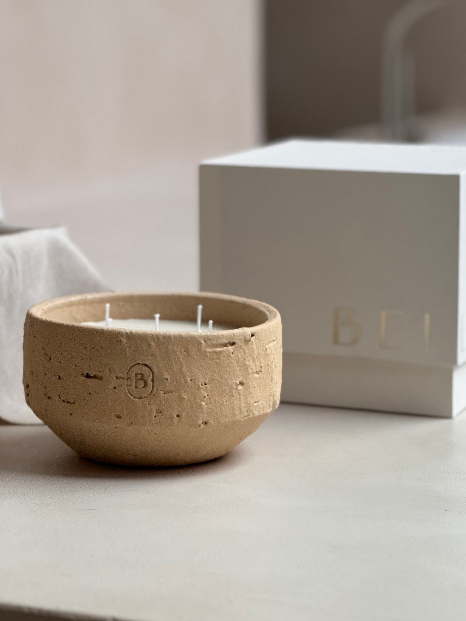 Bougie parfumée faite à la main en céramique de la marque Bellume