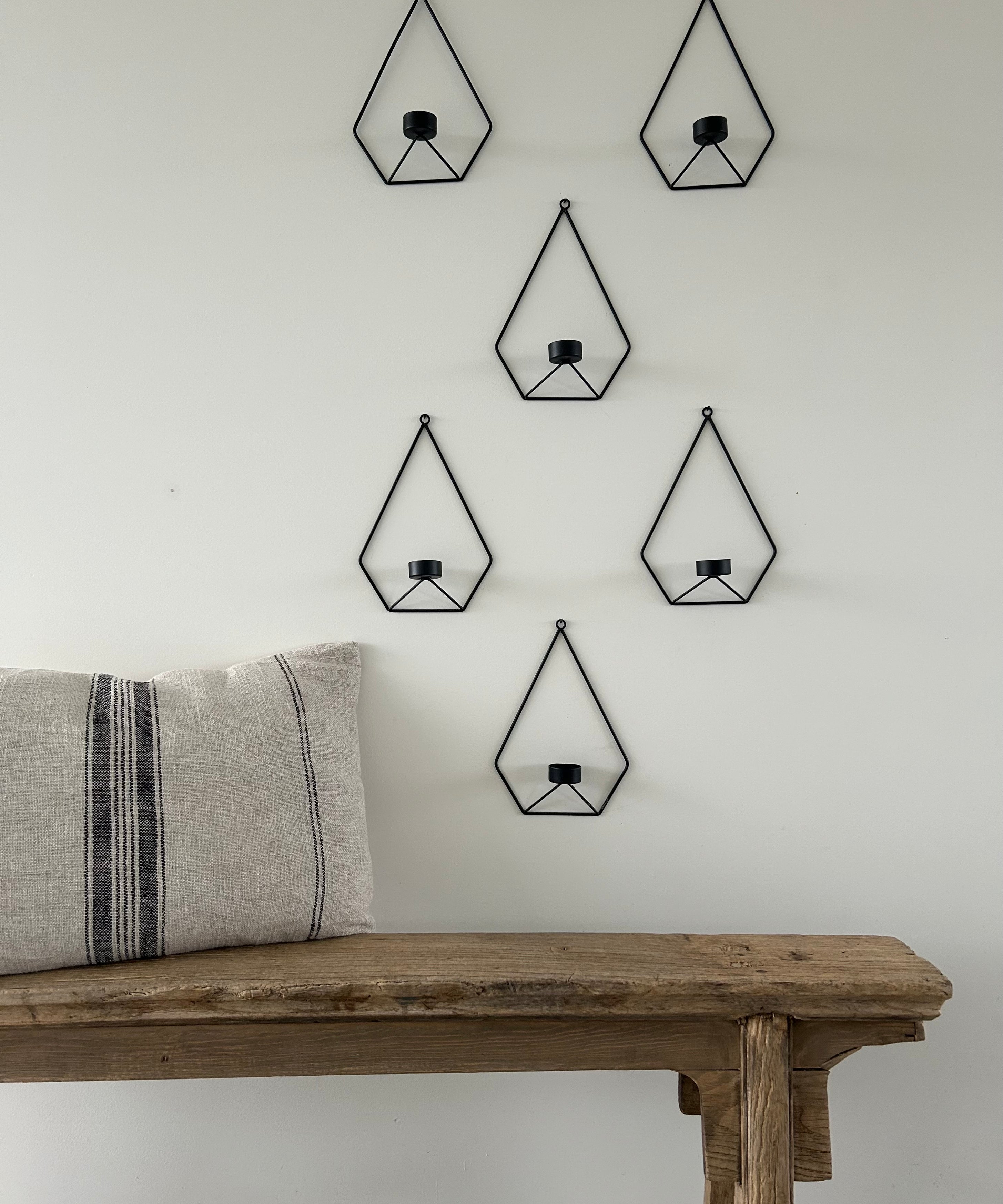 Bougeoir mural géométrique noir, banc en bois naturel fait main et coussin en lin naturel et noir