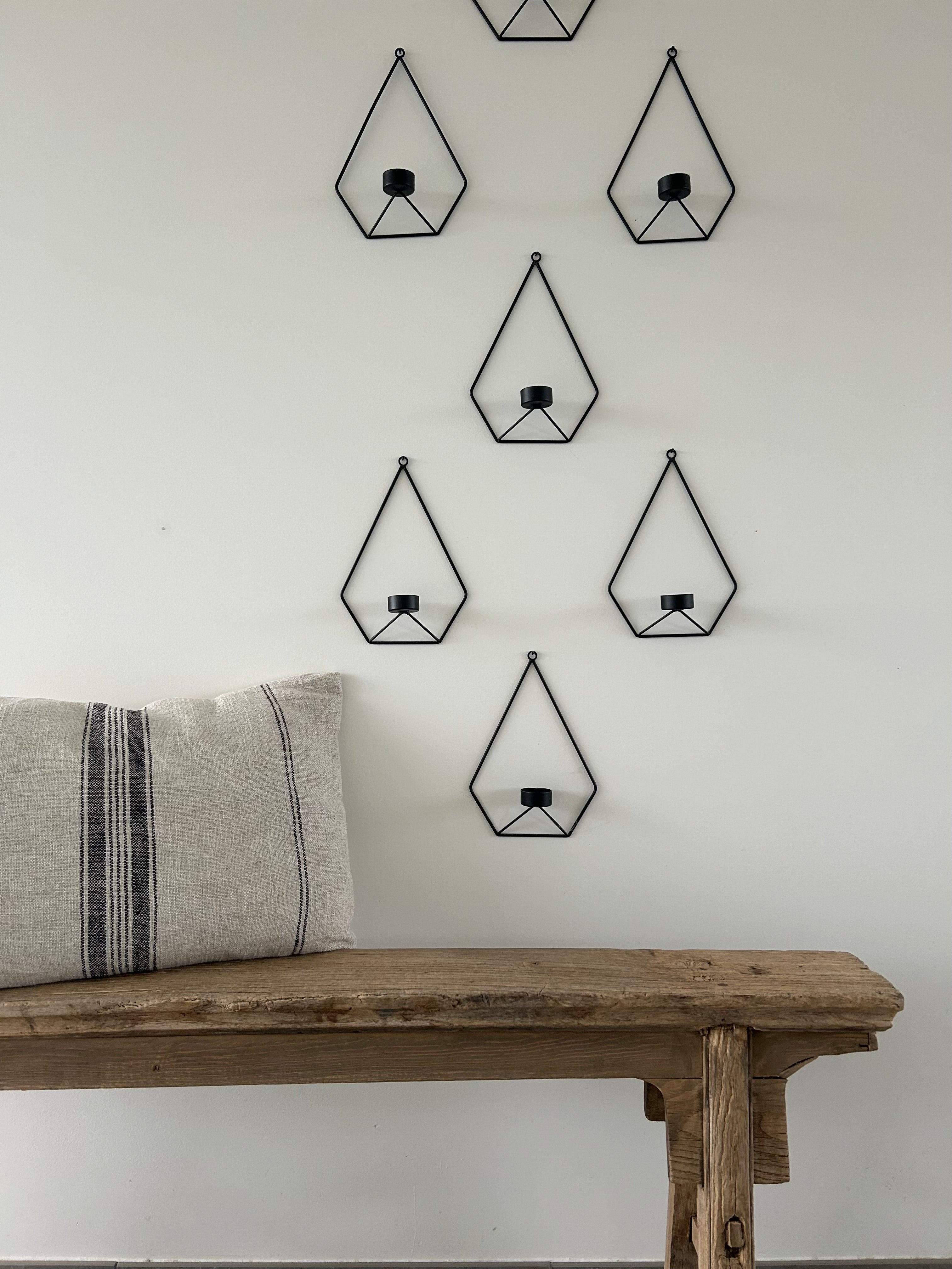 Bougeoir mural géométrique noir, banc en bois naturel fait main et coussin en lin naturel et noir