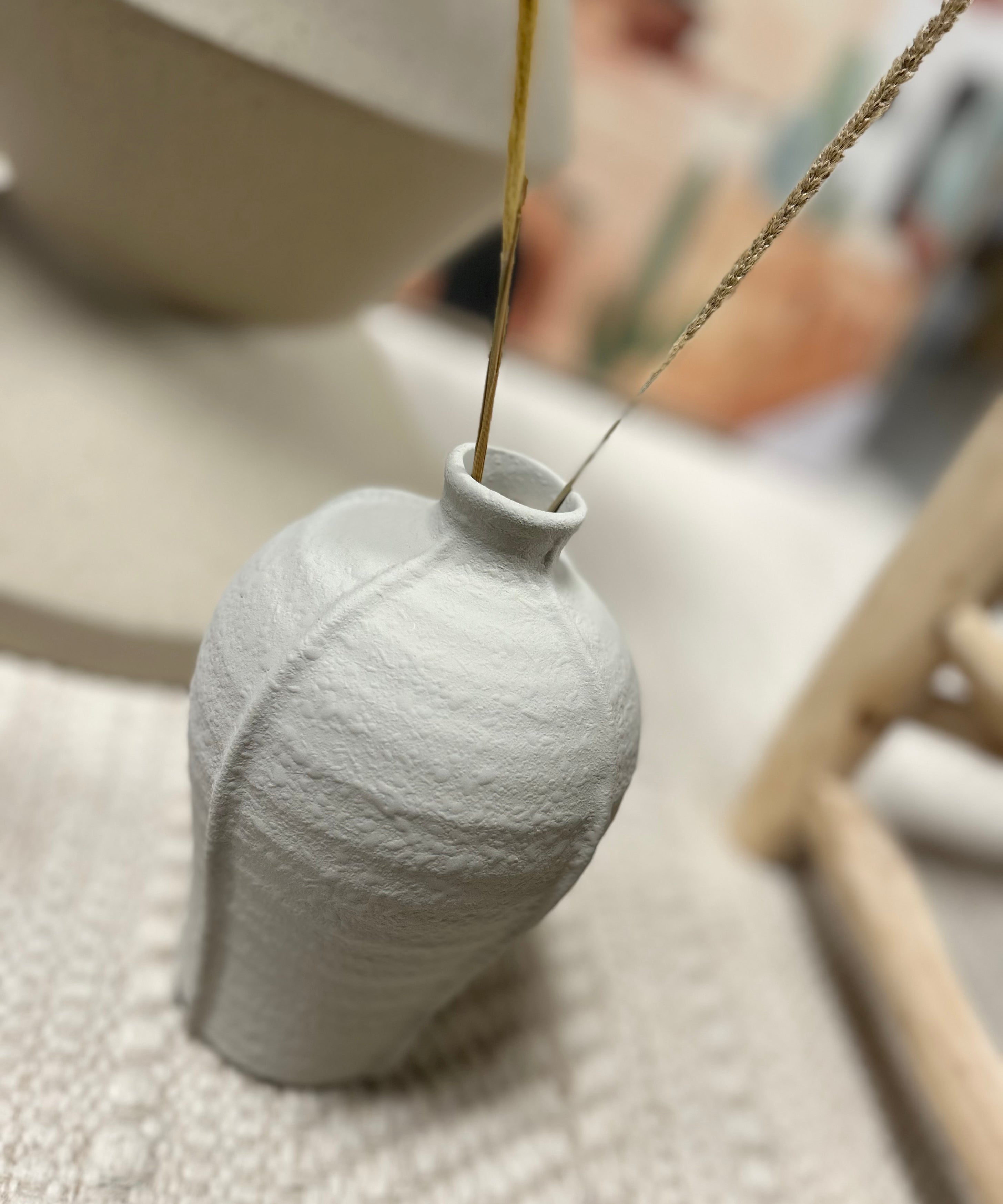 Petit vase en céramique beige