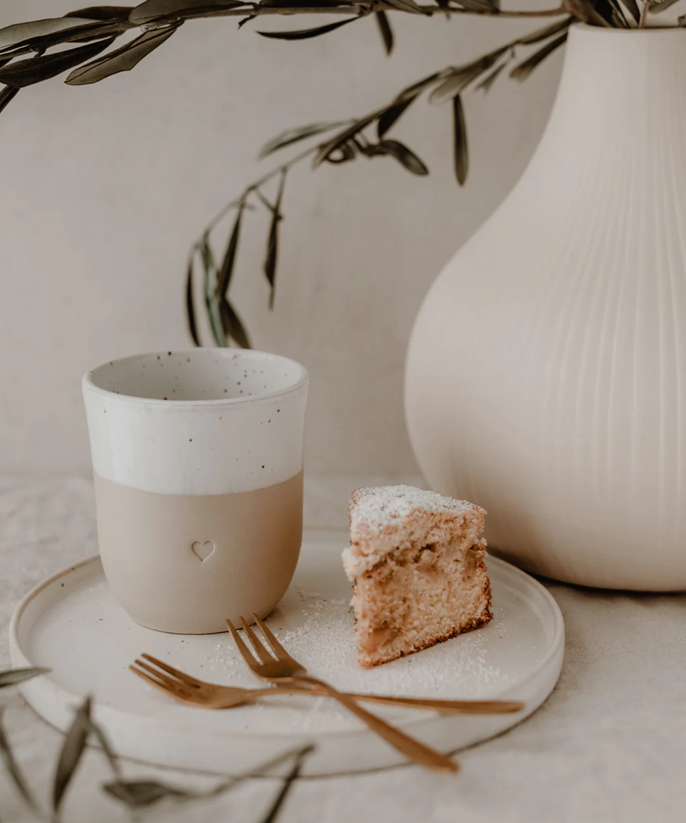 Mug en grès beige avec motif coeur