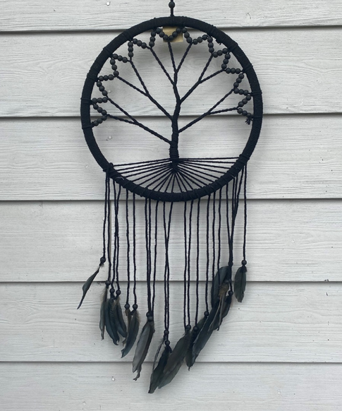 Attrape-rêves noir arbre de vie avec plumes noires réalisé de manière artisanale