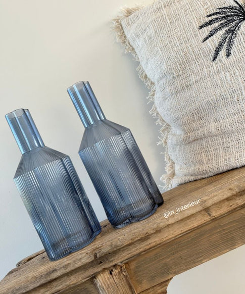 Carafe à eau bleue en verre