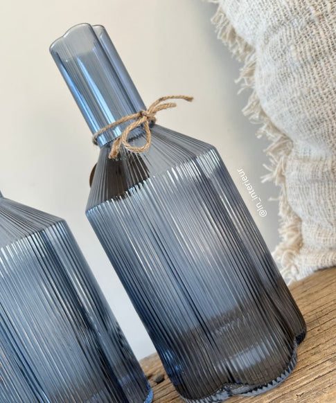 Carafe à eau bleue en verre