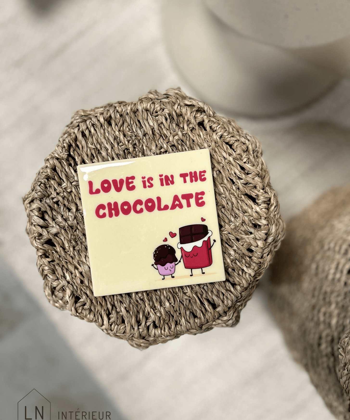 Carreau décoratif pour les amateurs de chocolat avec le message Love is in the chocolate