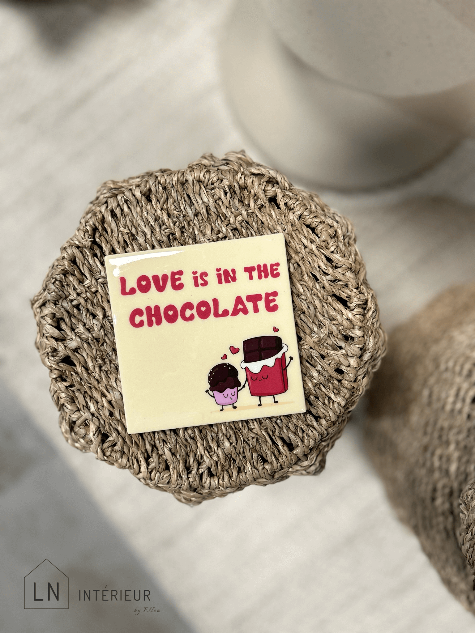 Carreau décoratif pour les amateurs de chocolat avec le message Love is in the chocolate