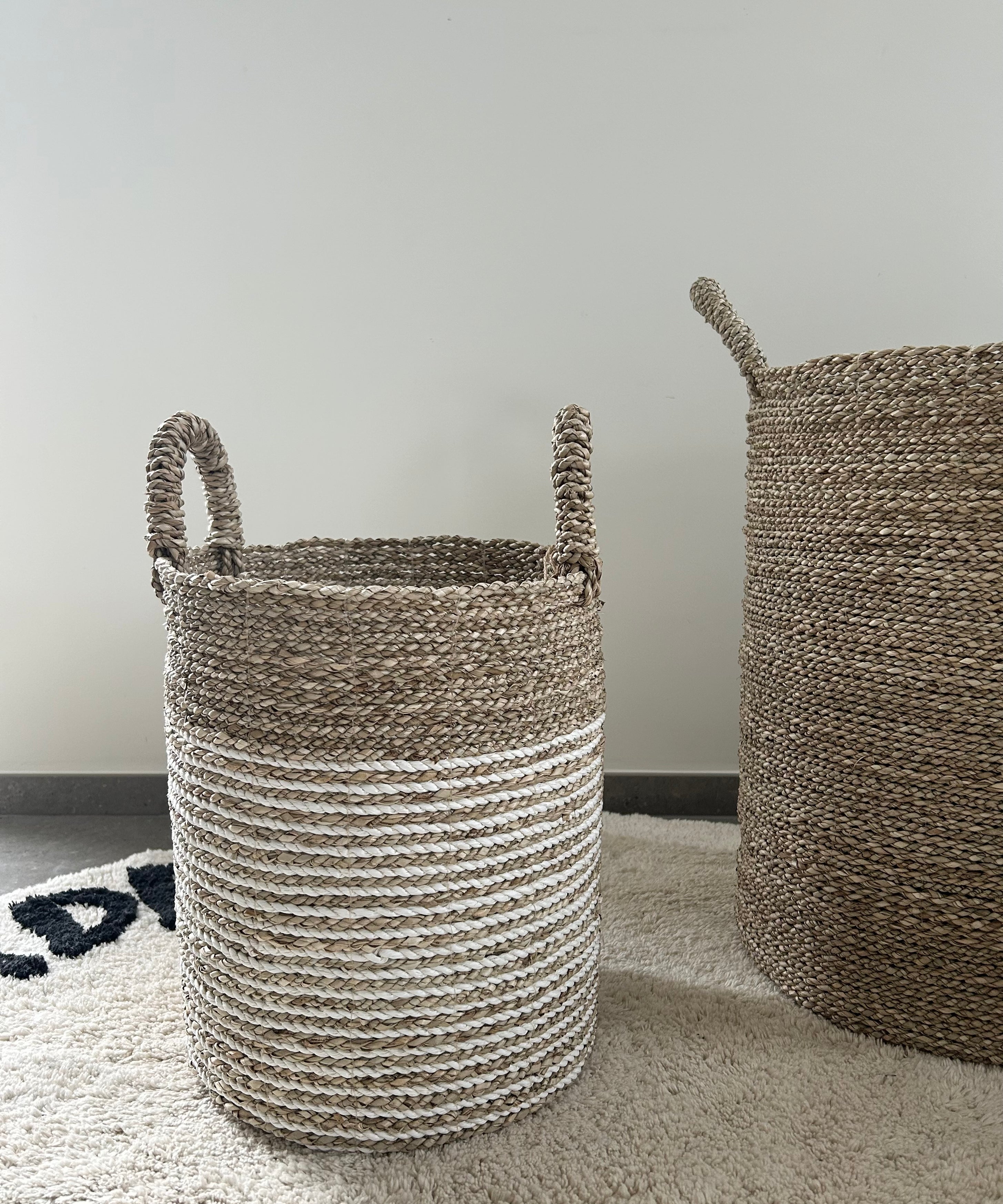 Panier naturel et blanc sur un tapis rond avec l'inscription homemade with love