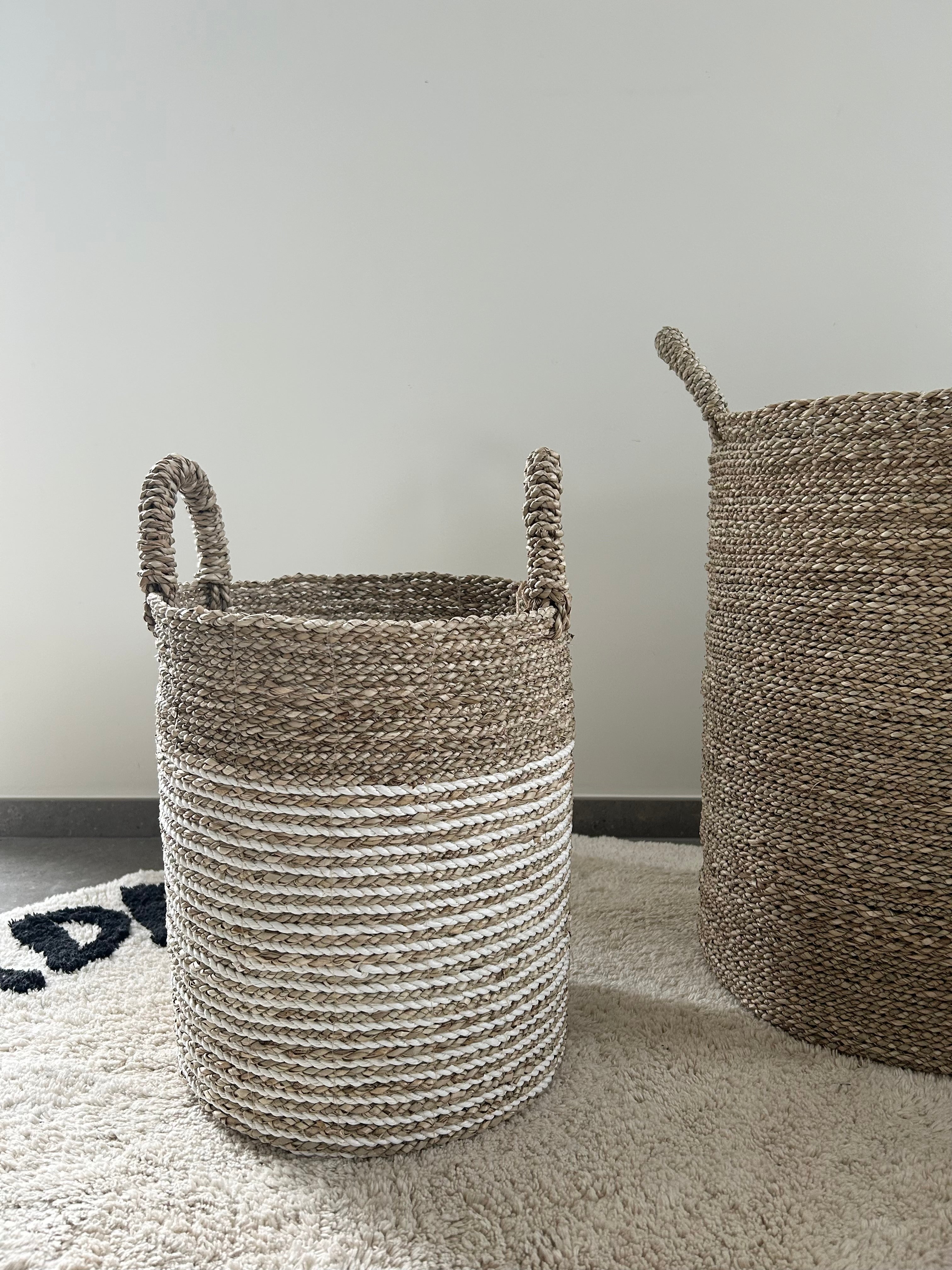 Panier naturel et blanc sur un tapis rond avec l'inscription homemade with love