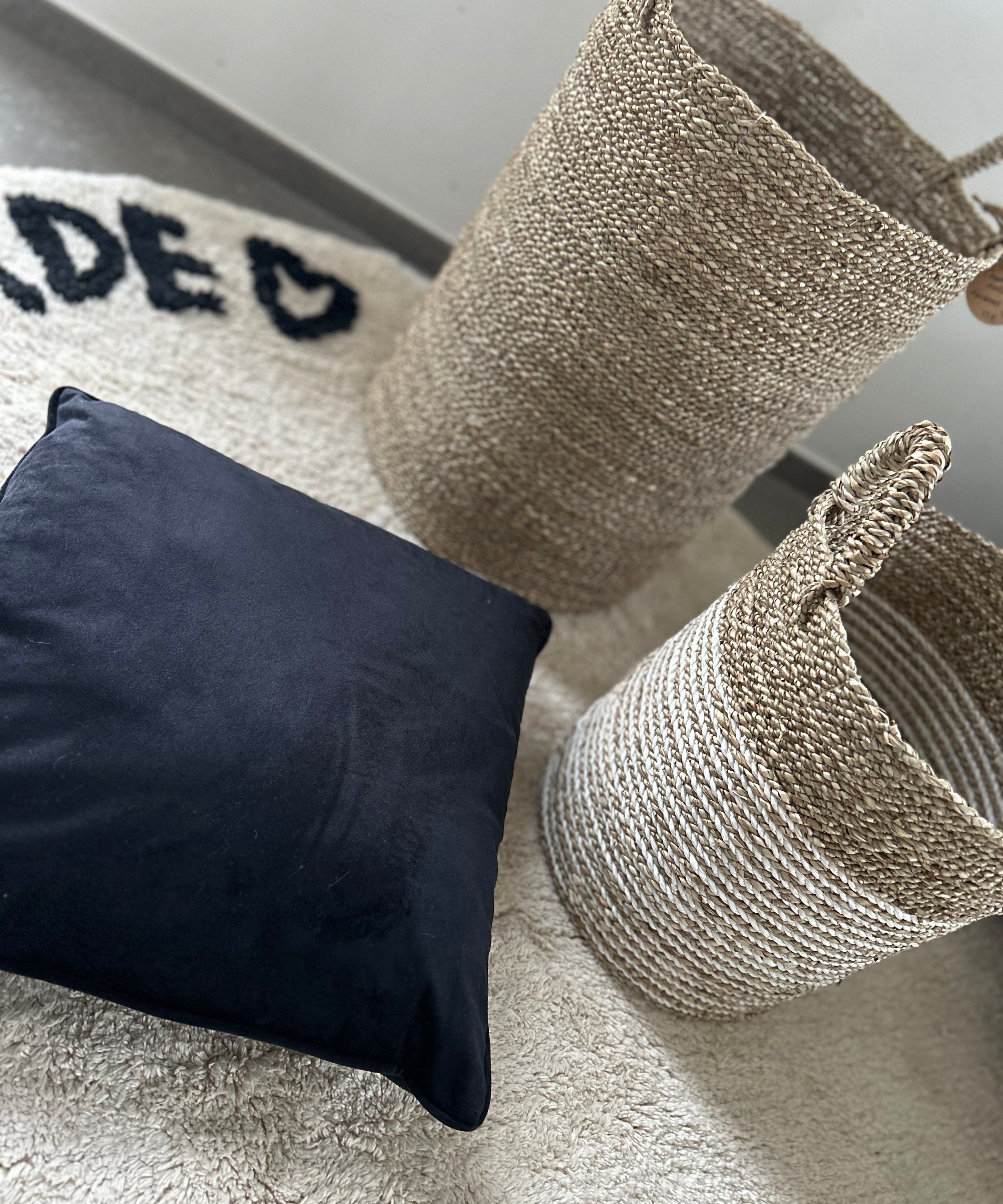 Grand panier naturel et coussin noir en velours