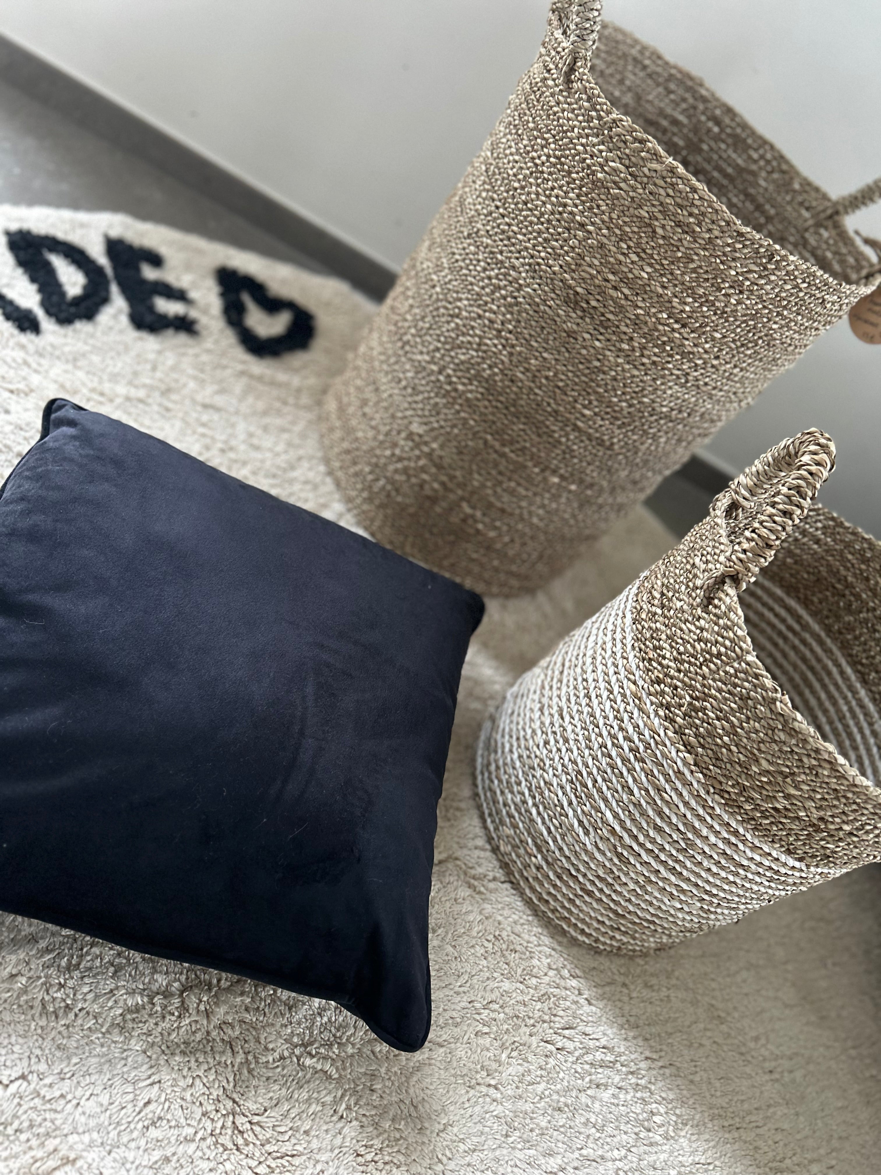 Grand panier naturel et coussin noir en velours