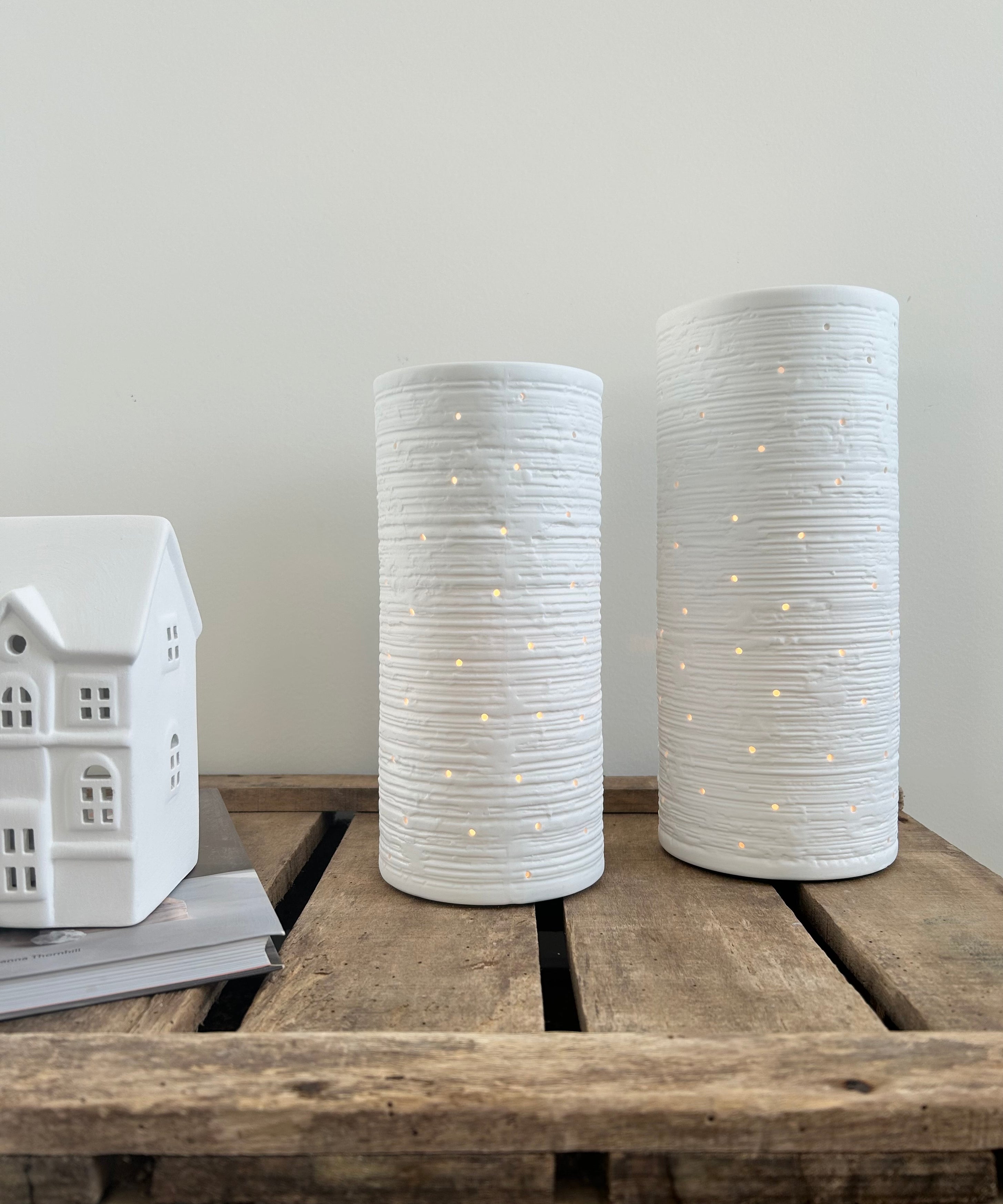 Lampe à petits trous en porcelaine blanche