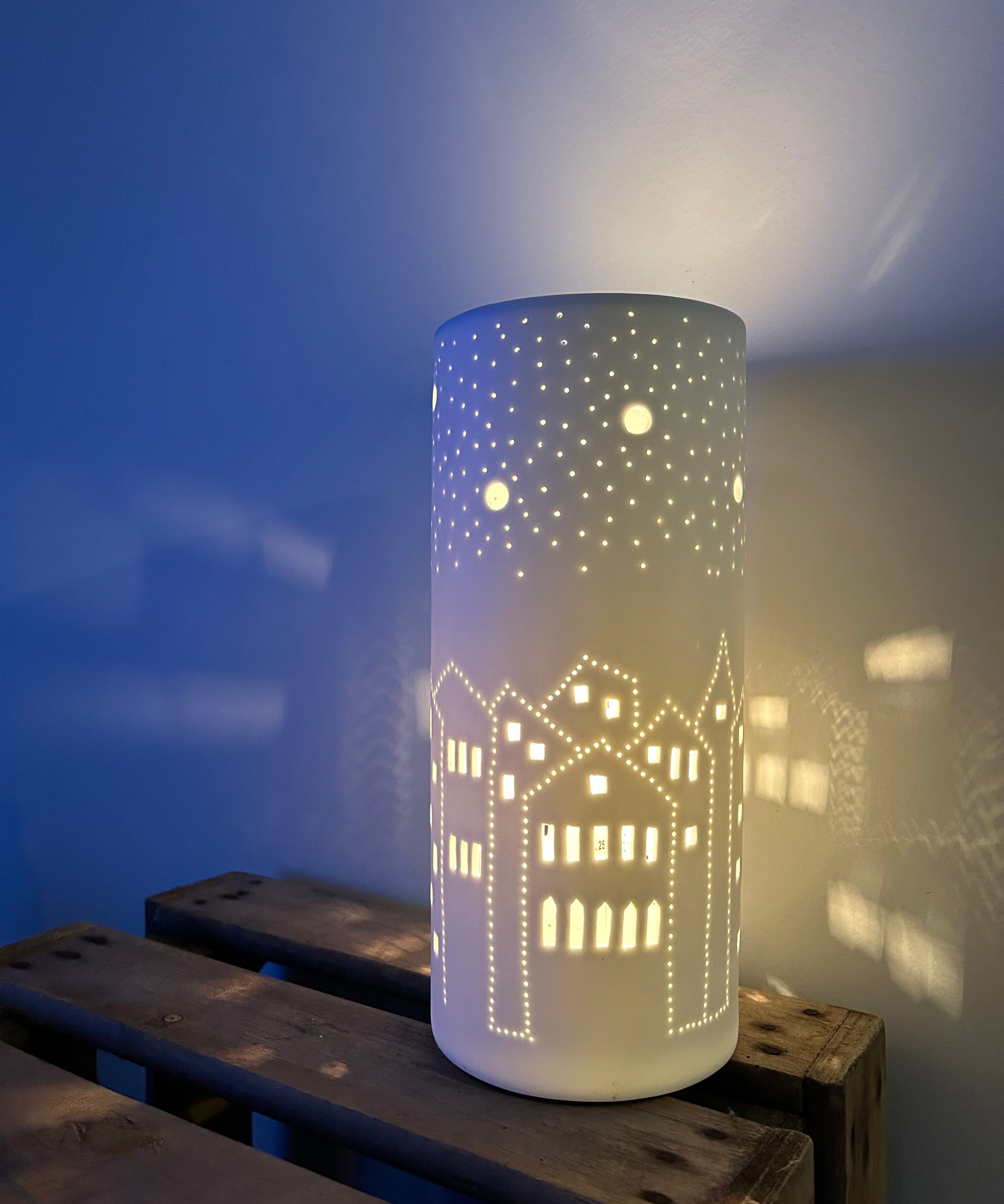 Lampe de table blanche avec petites maisons