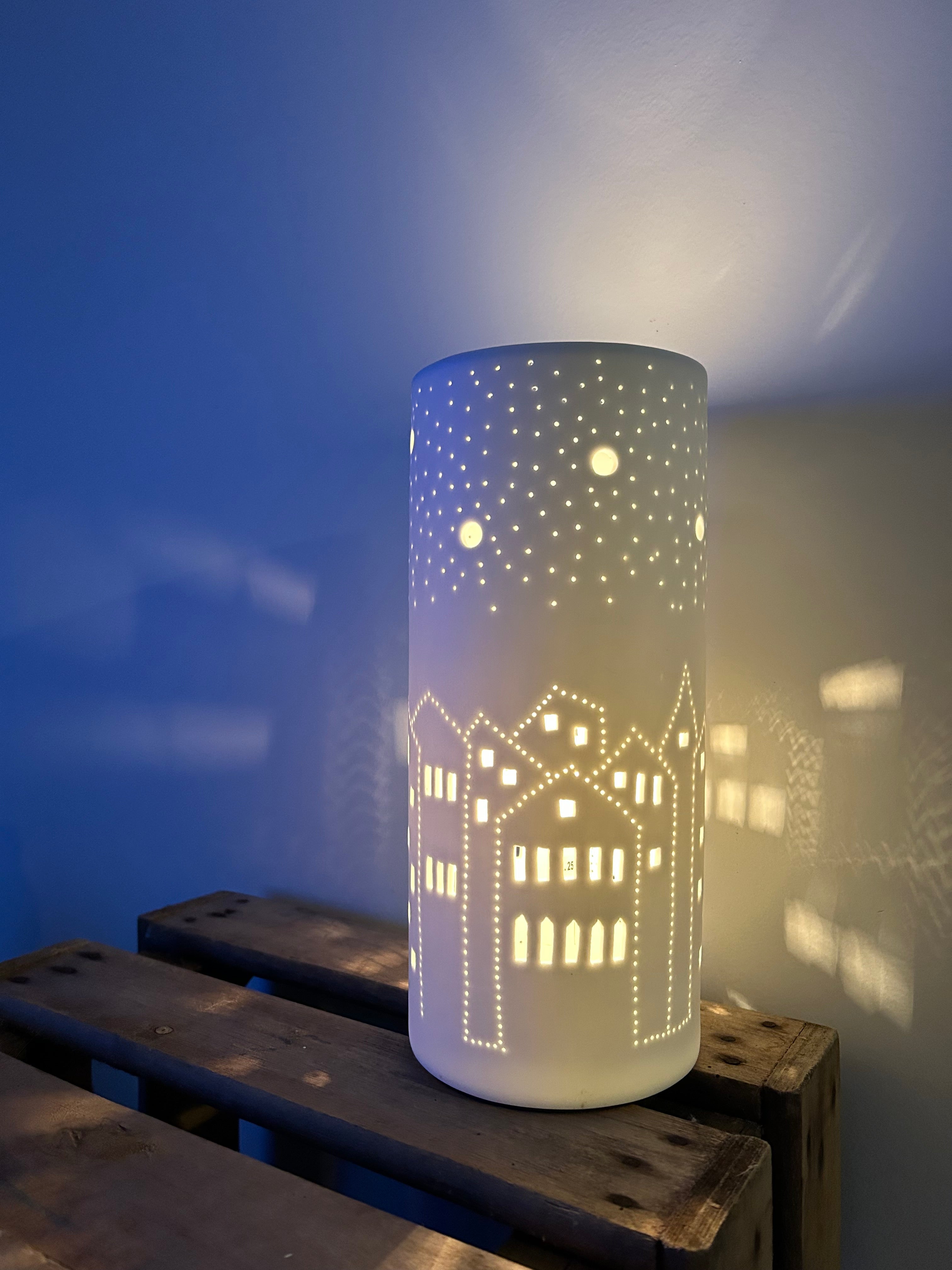 Lampe de table blanche avec petites maisons