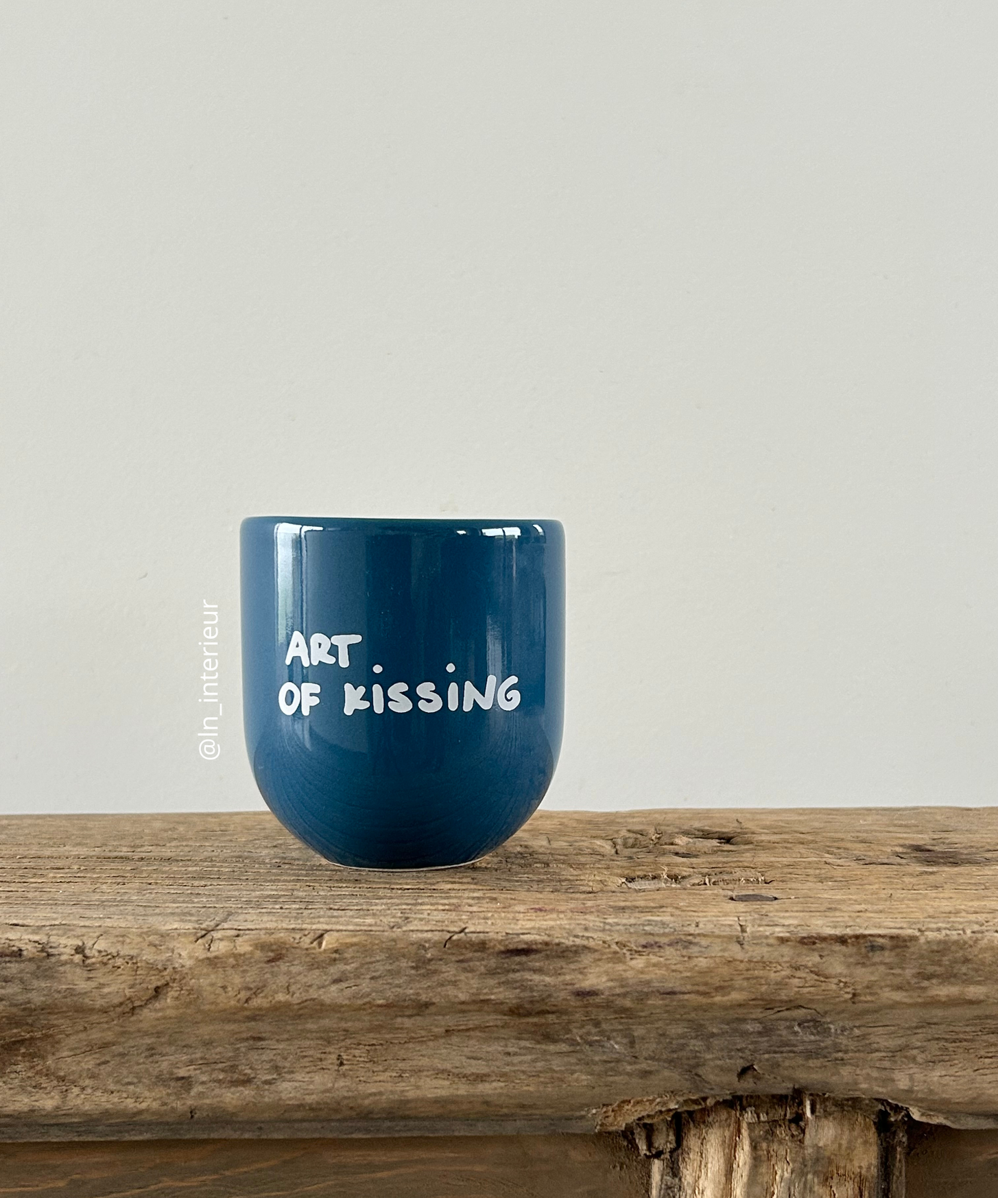 Mug bleu céramique avec l'inscription Art of kissing. Le cadeau idéal pour les amoureux.