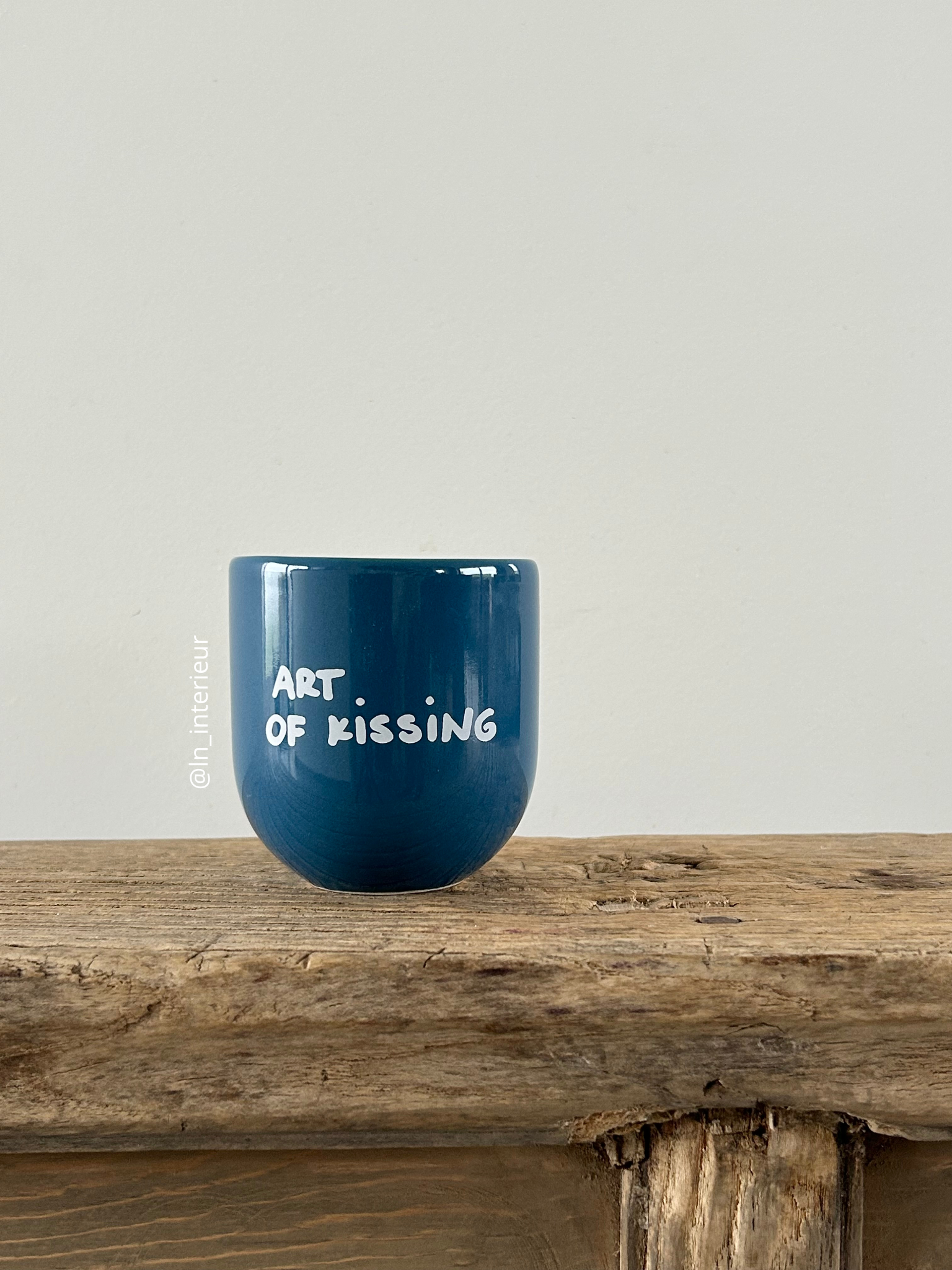 Mug bleu céramique avec l'inscription Art of kissing. Le cadeau idéal pour les amoureux.