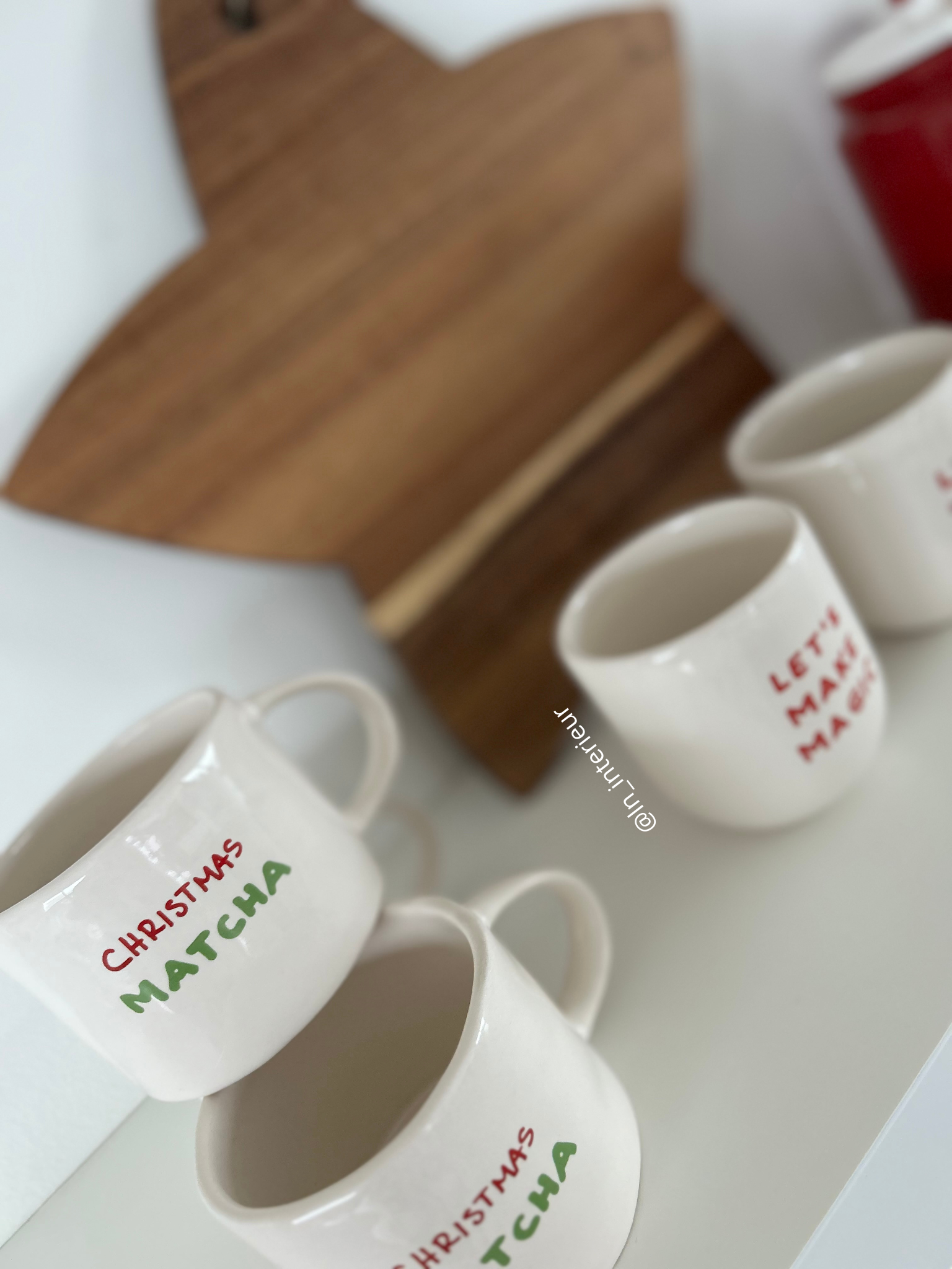 Tasses Christmas matcha et mugs de noël sur une étagère blanche avec une planche en bois en forme d'étoile