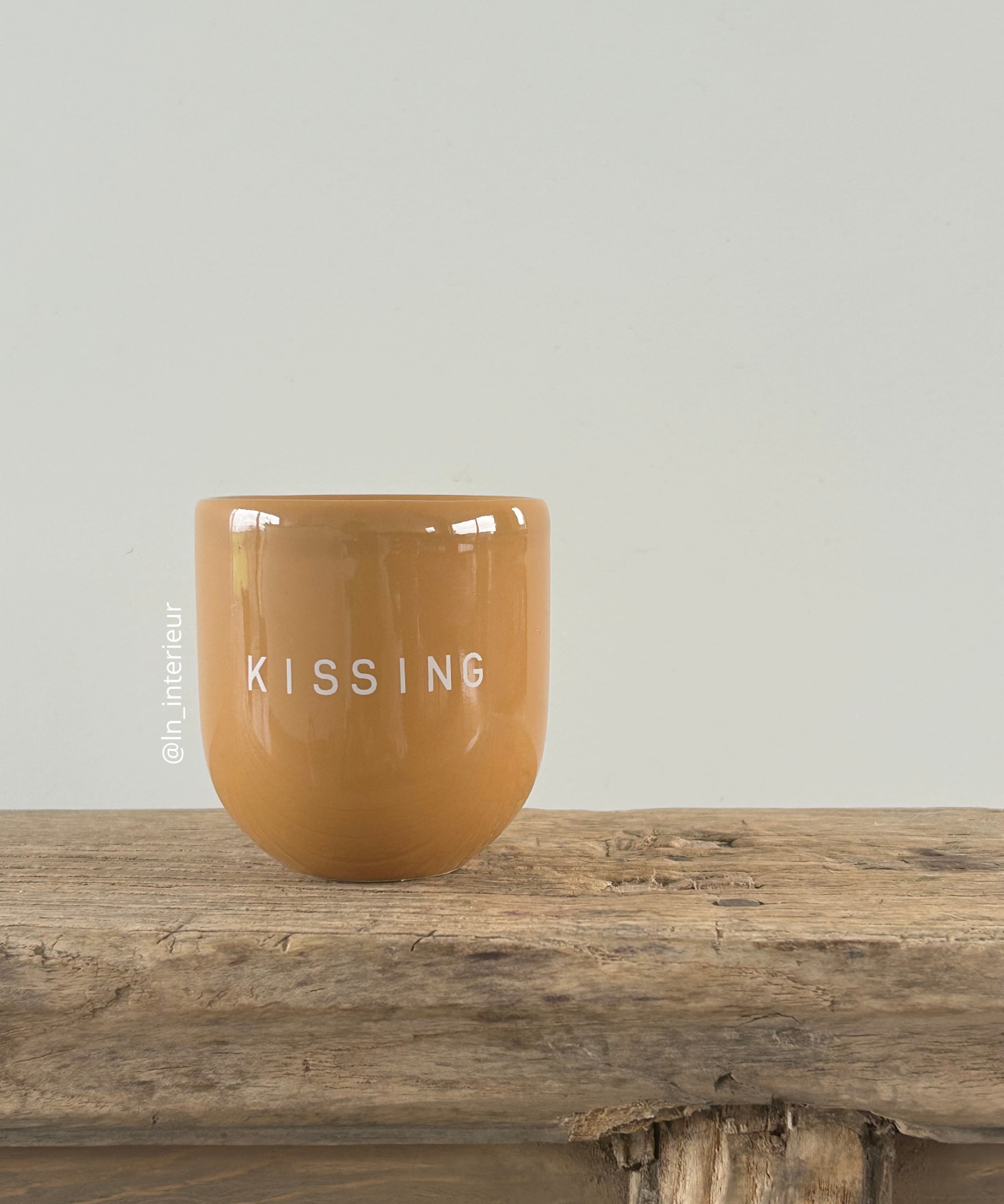 Mug pour café ou thé de couleur moutarde avec le message Kissing. Idée cadeau saint-valentin