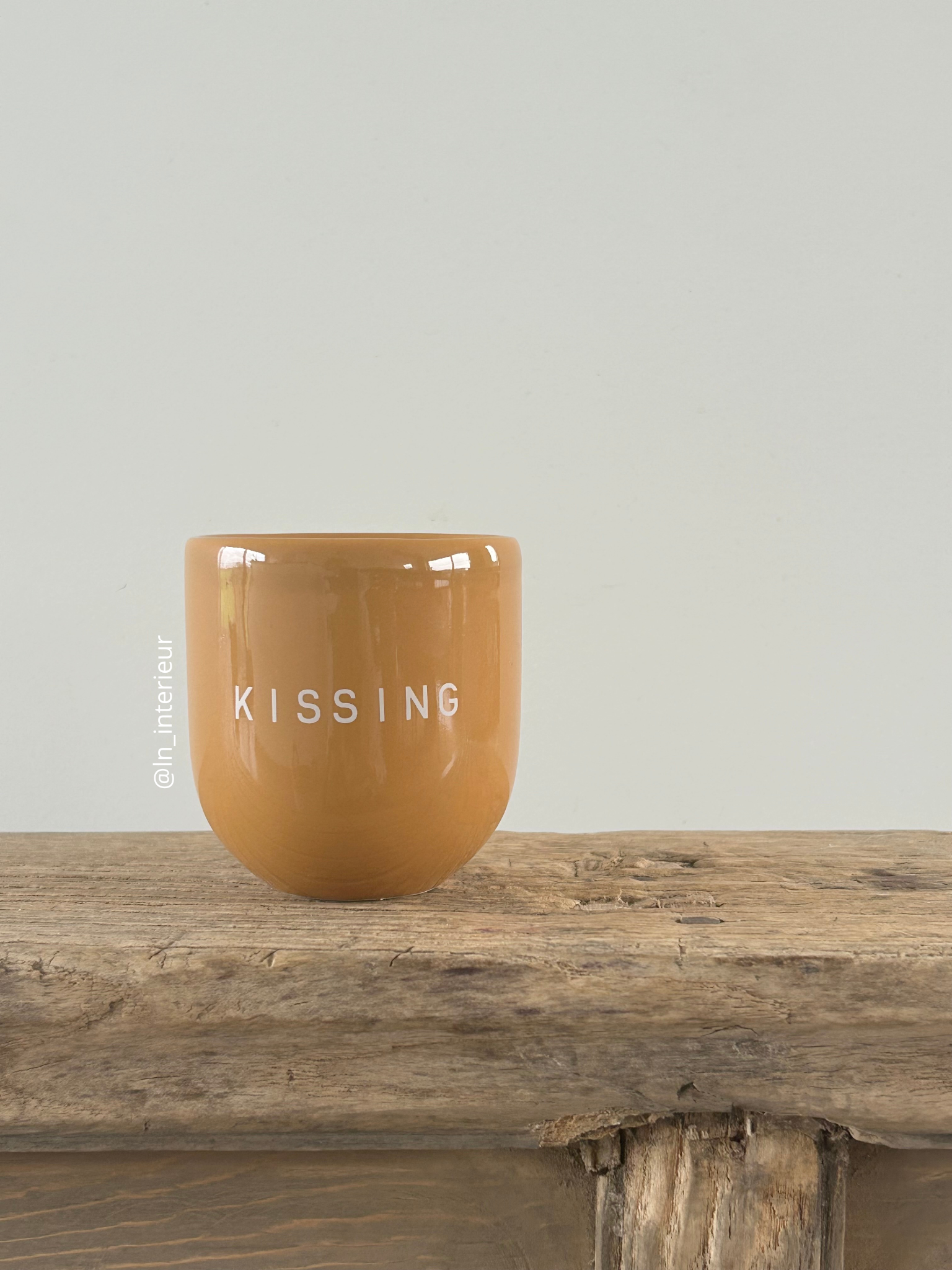 Mug pour café ou thé de couleur moutarde avec le message Kissing. Idée cadeau saint-valentin