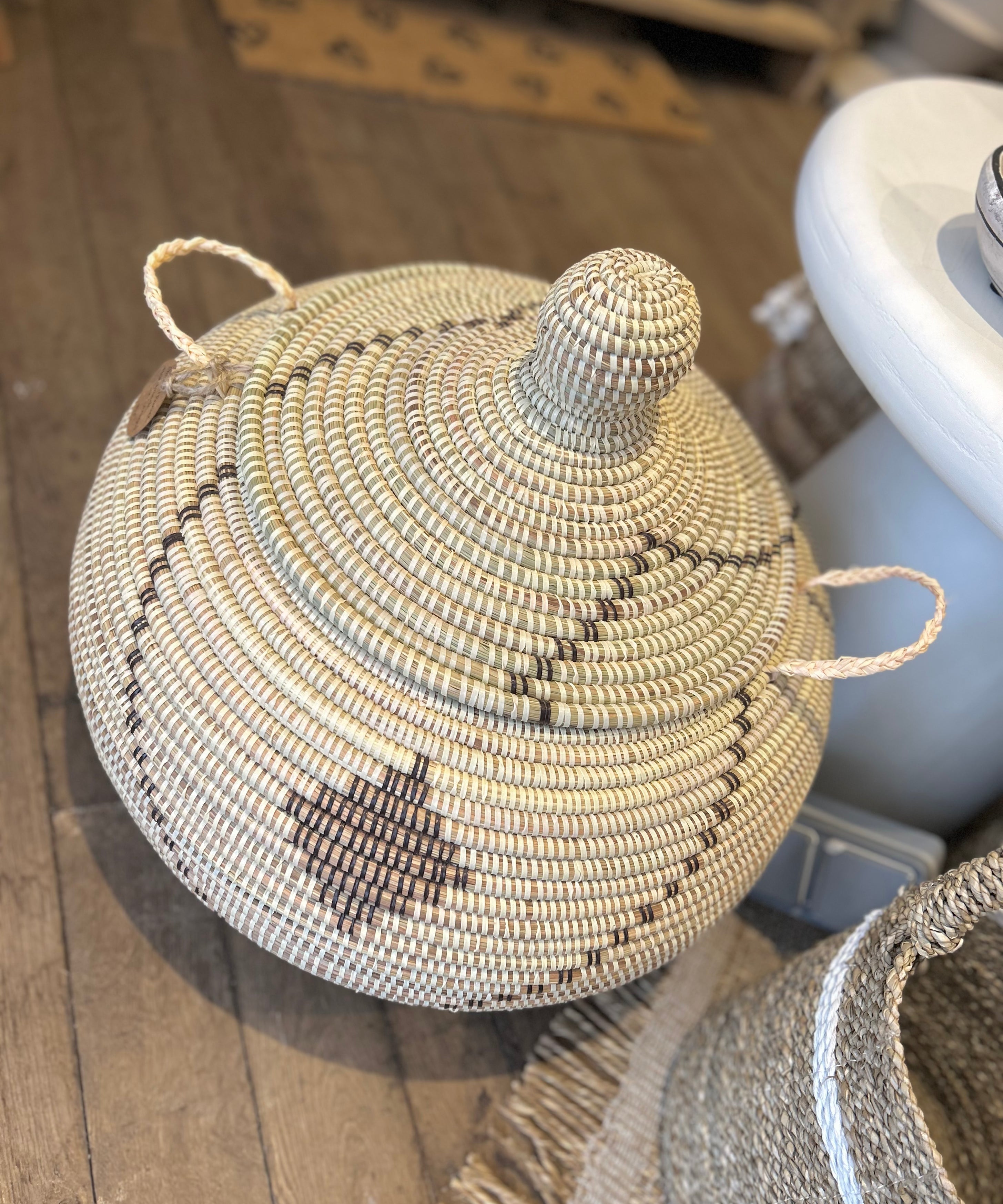Panier XL fait main dans les tons naturels dans un magasin de déco situé à Knokke