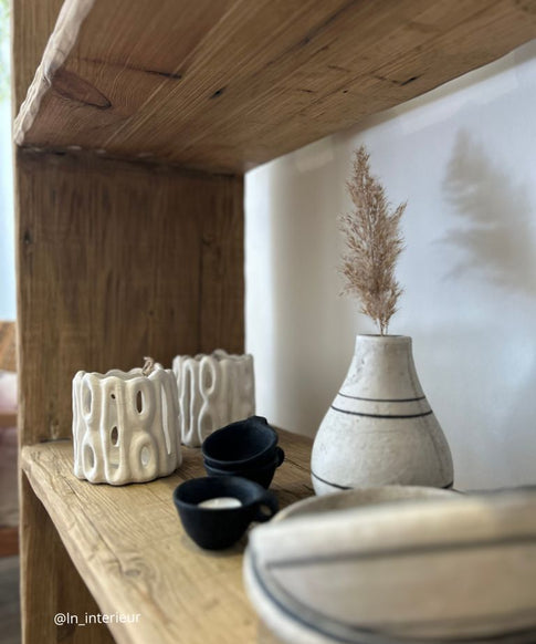Bougeoir Pomax et vase Jline sur une étagère en bois
