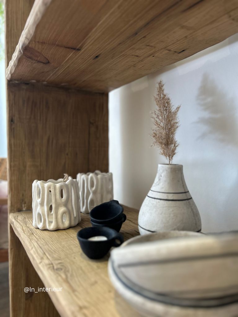 Bougeoir Pomax et vase Jline sur une étagère en bois