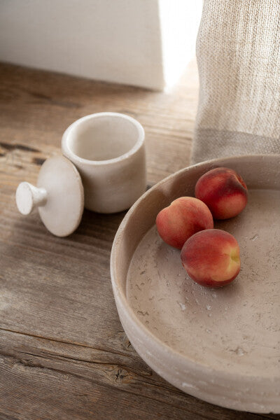 Joli plateau ou corbeille à fruits en ciment beige