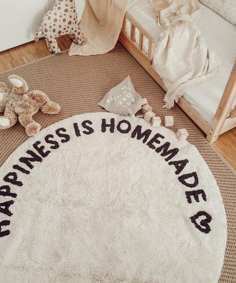Tapis Happiness is homemade dans une chambre de bébé